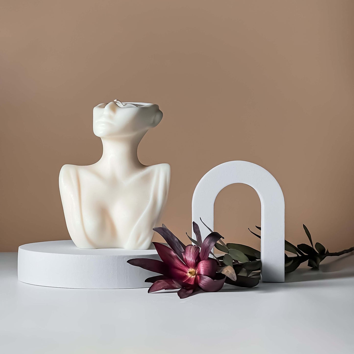 Experience the power of femininity with our Femme Fatal candle. Perfect for gifting or adding a touch of elegance to your home decor. Embrace female empowerment with every burn