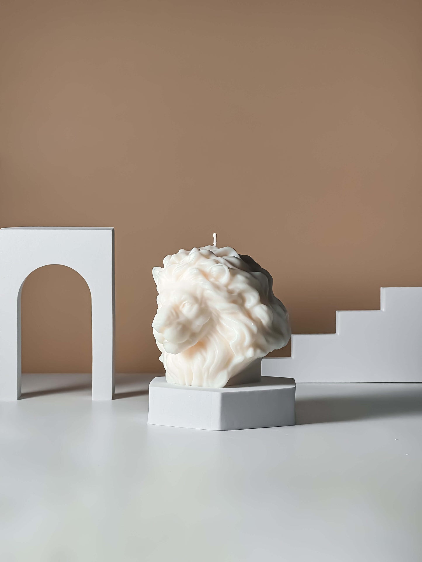 Experience the majestic scent of The Great Lion with our premium candle. Perfect for home decor or as a thoughtful gift. A symbol of British strength and courage